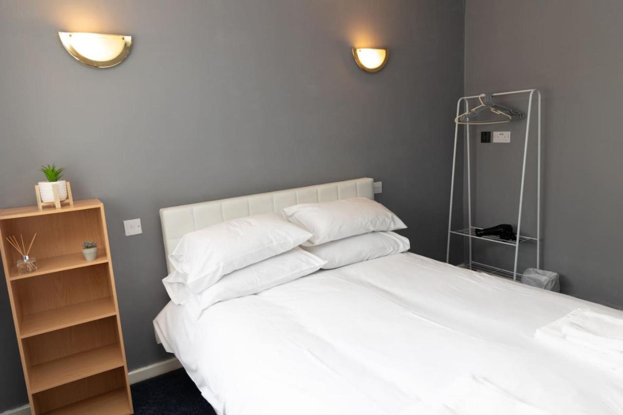 3 Bed Home Sleeps 8 People Located 1 Min From Train Stop - Otley Terrace Oldham Buitenkant foto