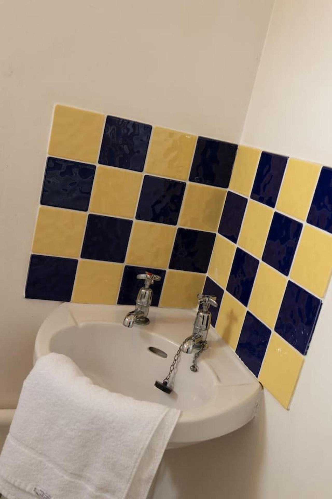3 Bed Home Sleeps 8 People Located 1 Min From Train Stop - Otley Terrace Oldham Buitenkant foto