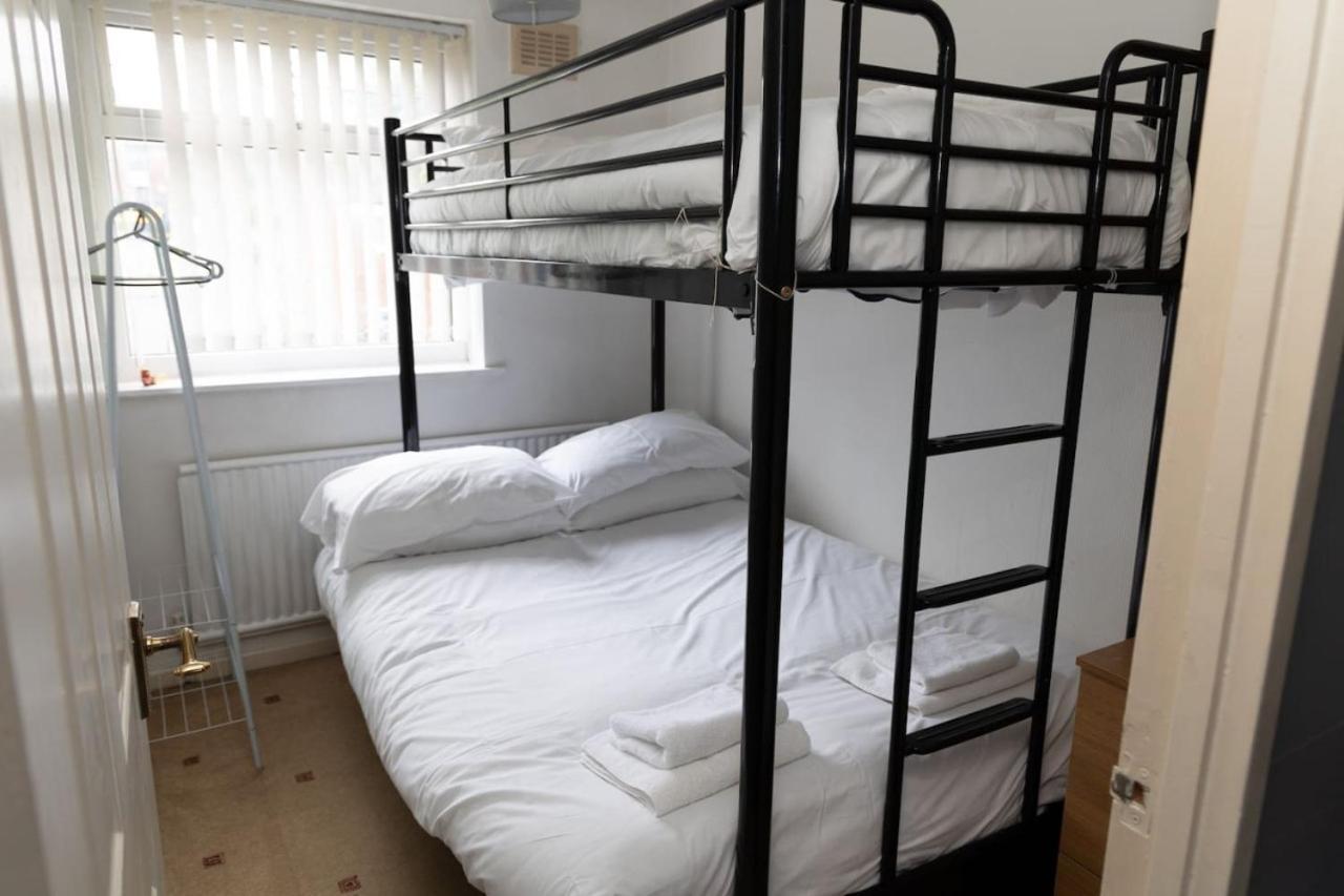 3 Bed Home Sleeps 8 People Located 1 Min From Train Stop - Otley Terrace Oldham Buitenkant foto