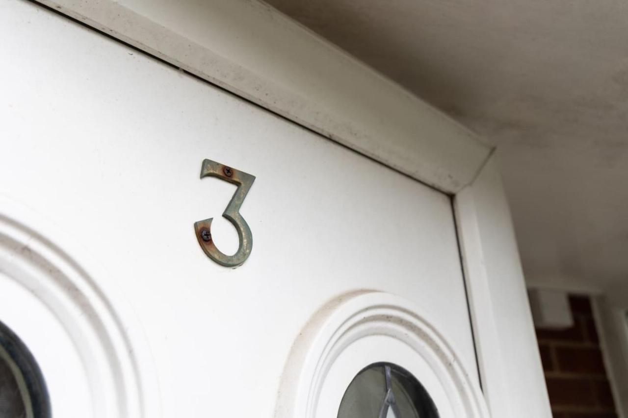 3 Bed Home Sleeps 8 People Located 1 Min From Train Stop - Otley Terrace Oldham Buitenkant foto