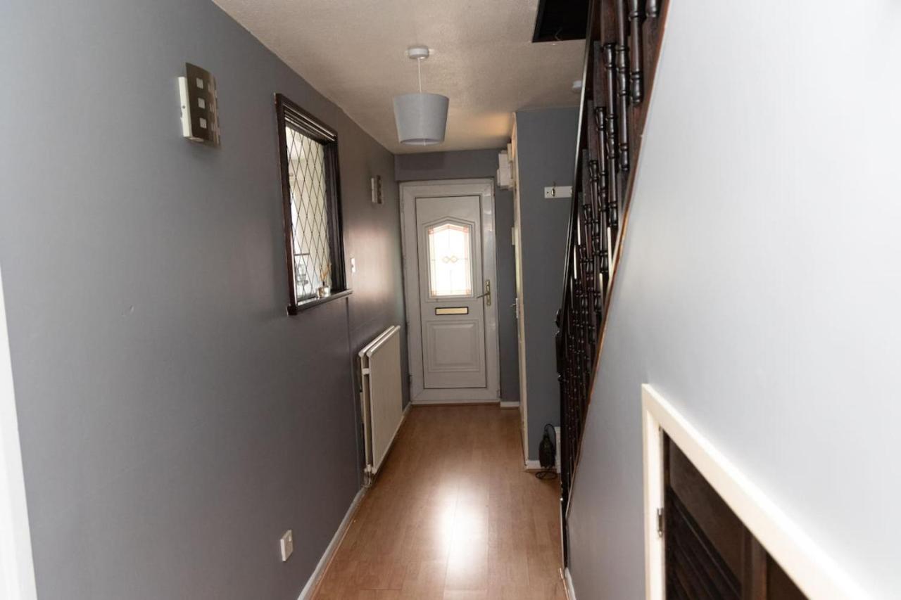3 Bed Home Sleeps 8 People Located 1 Min From Train Stop - Otley Terrace Oldham Buitenkant foto
