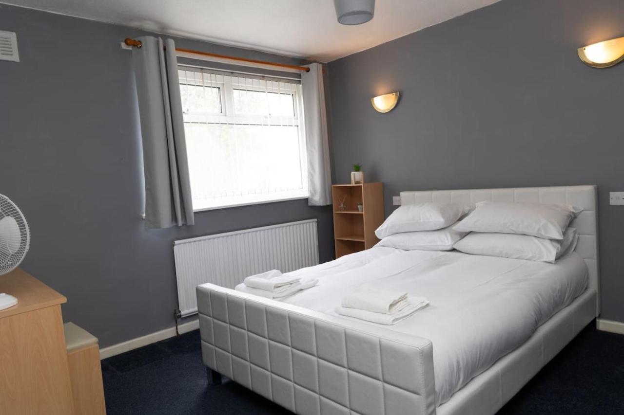 3 Bed Home Sleeps 8 People Located 1 Min From Train Stop - Otley Terrace Oldham Buitenkant foto