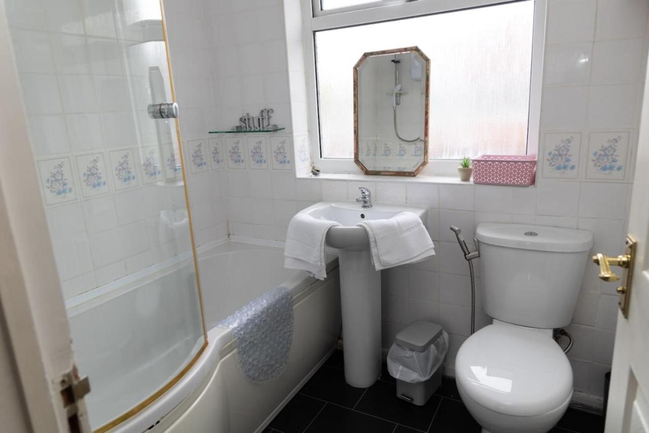 3 Bed Home Sleeps 8 People Located 1 Min From Train Stop - Otley Terrace Oldham Buitenkant foto