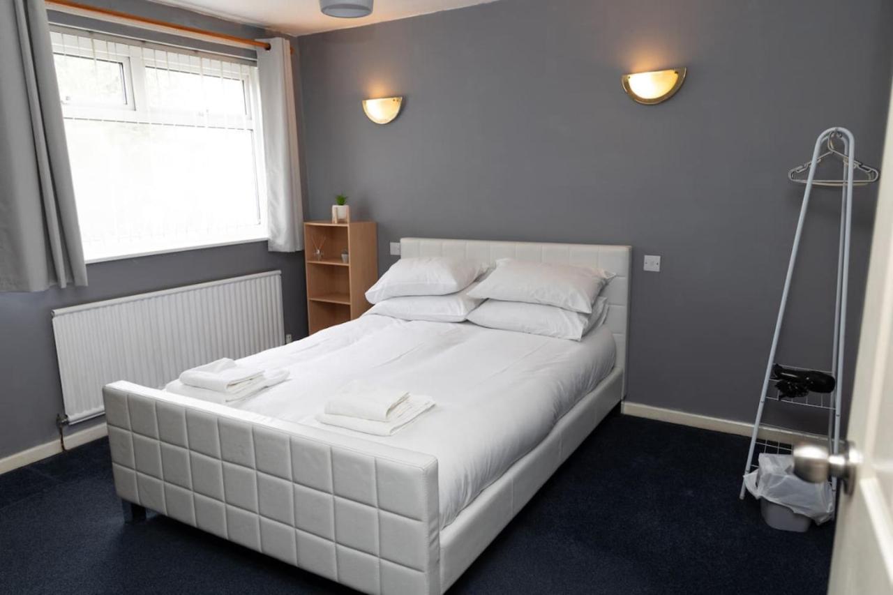 3 Bed Home Sleeps 8 People Located 1 Min From Train Stop - Otley Terrace Oldham Buitenkant foto