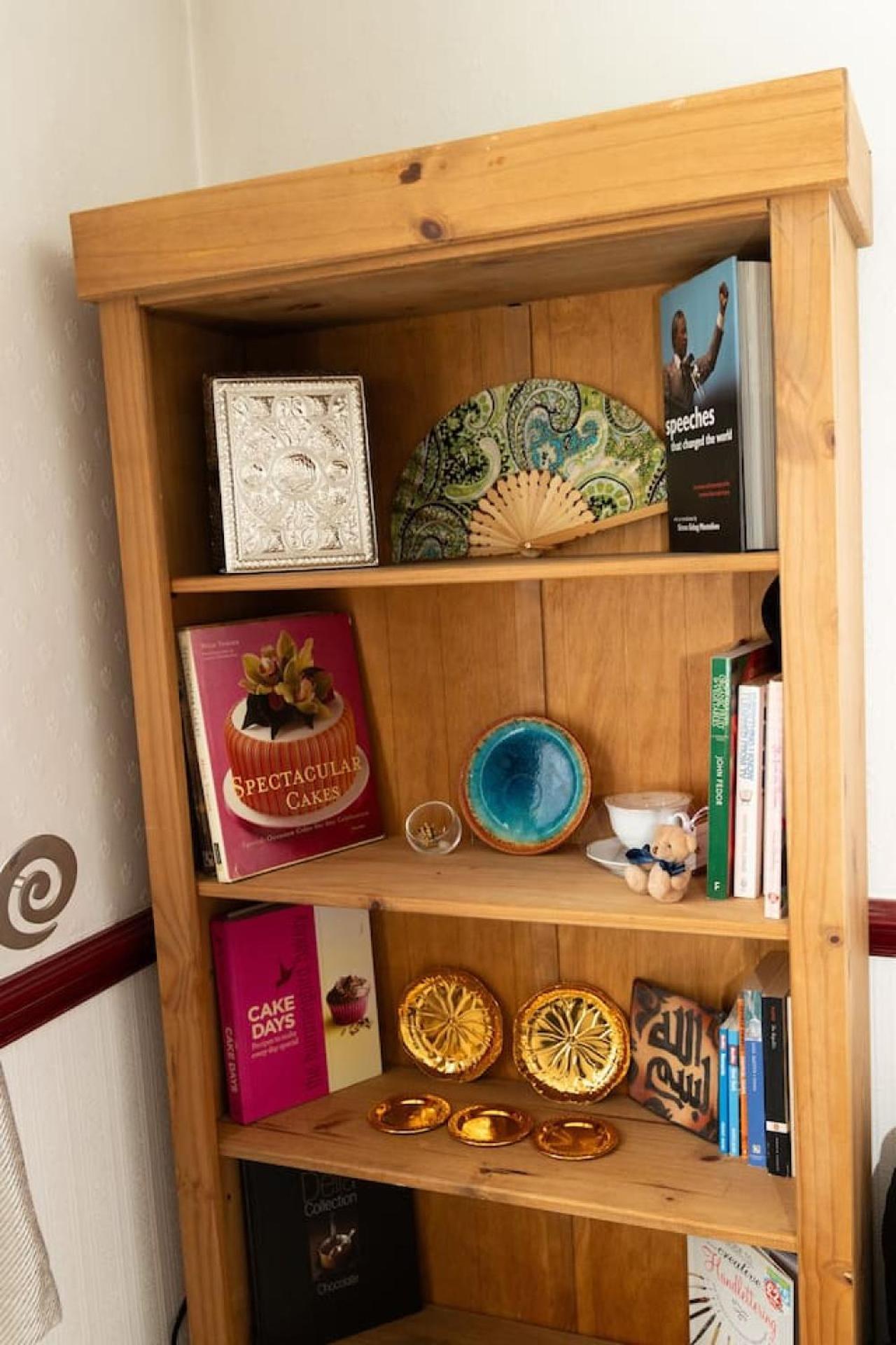 3 Bed Home Sleeps 8 People Located 1 Min From Train Stop - Otley Terrace Oldham Buitenkant foto